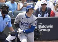 　レイズ戦の６回、右前打を放つドジャース・大谷（共同）