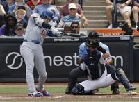 　レイズ戦の９回、空振り三振に倒れるドジャース・大谷（共同）