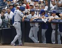 　レイズ戦の９回、空振り三振に倒れベンチに戻るドジャース・大谷。左から２人目はロバーツ監督（共同）