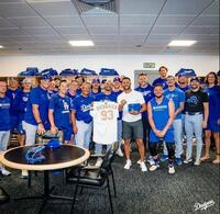 　キアマイア-と写真に収まるロバーツ監督＆ドジャースナイン（ロサンゼルス・ドジャース提供）