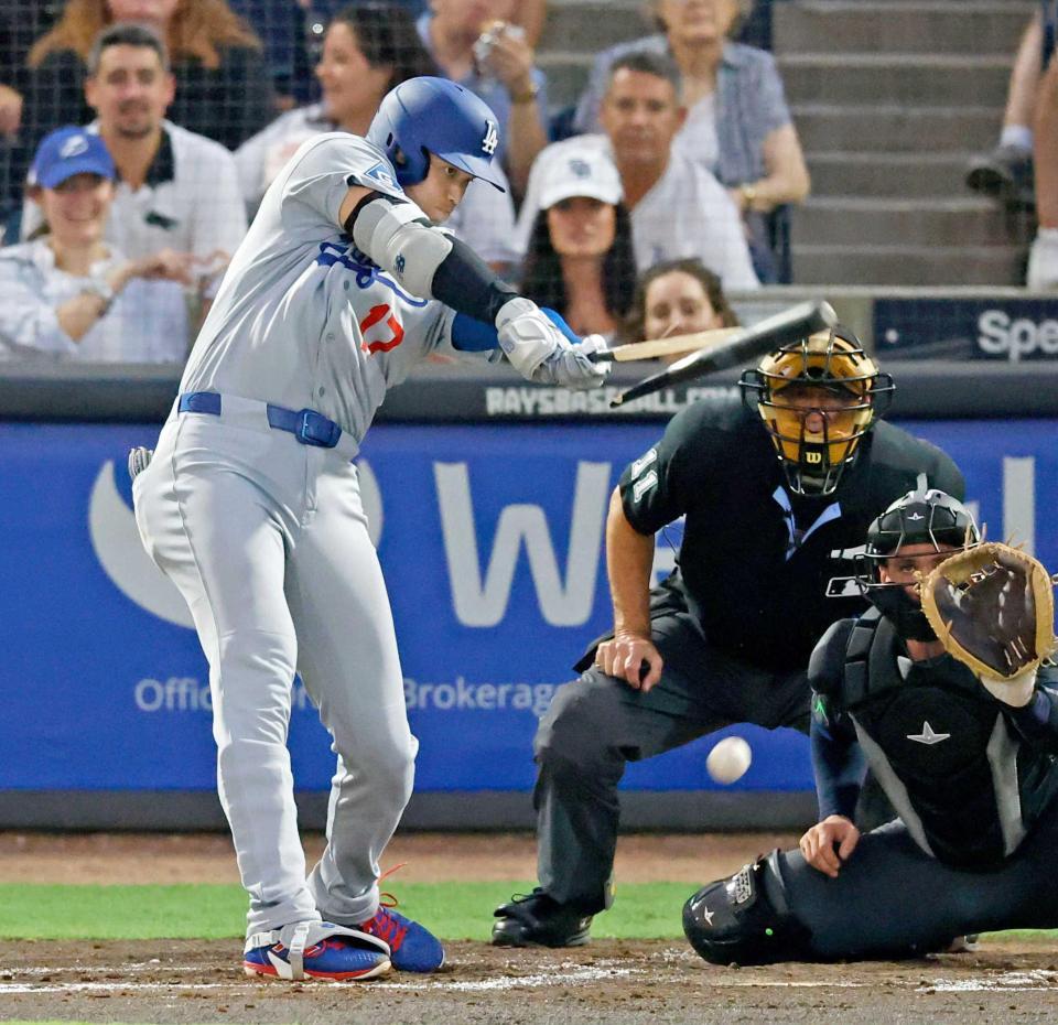 　３回、バットを折られながらも二塁内野安打を放つドジャース・大谷（共同）