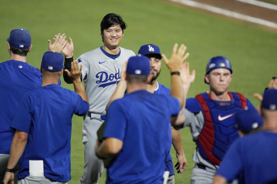 　レイズに勝利し、笑顔でタッチを交わすドジャース・大谷（共同）