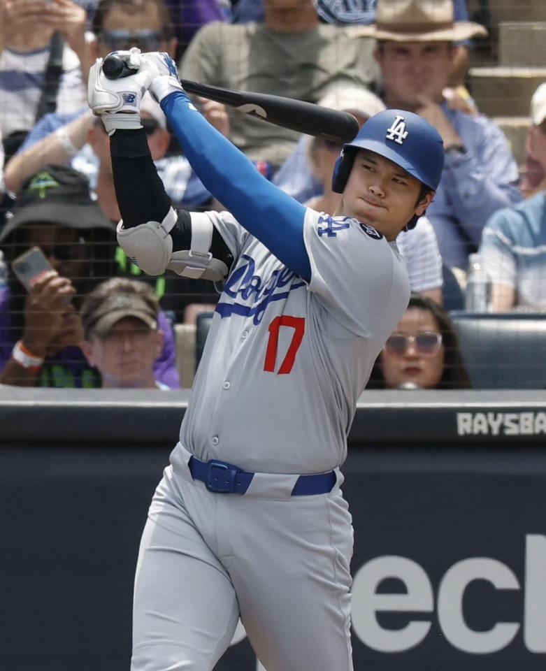 　レイズ戦の６回、右前打を放つドジャース・大谷（共同）