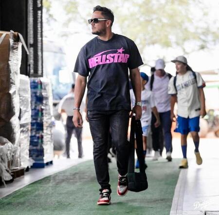 　球場入りするロハス（ロサンゼルス・ドジャース提供）