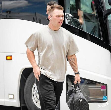 　球場入りするラッシング（ロサンゼルス・ドジャース提供）