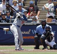 　レイズ戦の７回、捕前内野安打を放つドジャース・大谷（共同）