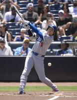 　レイズ戦の７回、捕前内野安打を放つドジャース・大谷（共同）