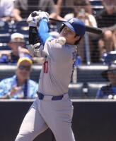 　レイズ戦の７回、捕前内野安打を放つドジャース・大谷（共同）