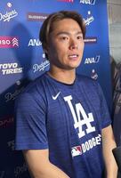 　試合後、取材に応じるドジャース・山本（共同）