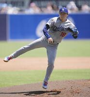 　レイズ戦に先発し、５回２／３を投げ５安打無失点で10勝目を挙げたドジャース・山本（共同）