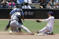 　レイズ戦の７回、二盗を決めるドジャース・大谷（共同）