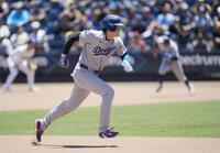 　レイズ戦の７回、ベッツ（右奥）との重盗で三盗するドジャース・大谷（共同）