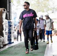 　球場入りするロハス（ロサンゼルス・ドジャース提供）