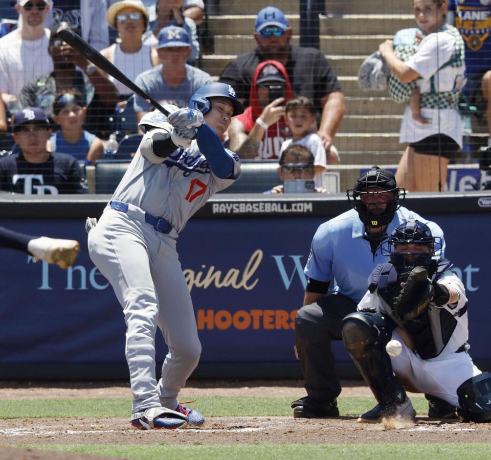 　レイズ戦の７回、捕前内野安打を放つドジャース・大谷（共同）