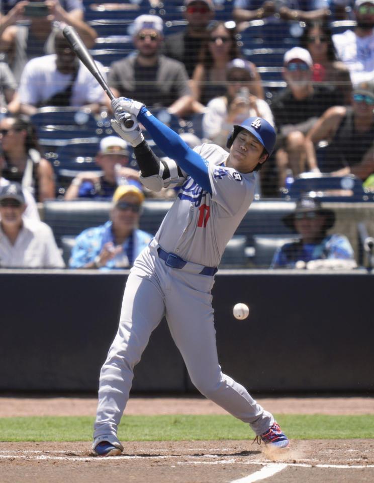 　レイズ戦の７回、捕前内野安打を放つドジャース・大谷（共同）