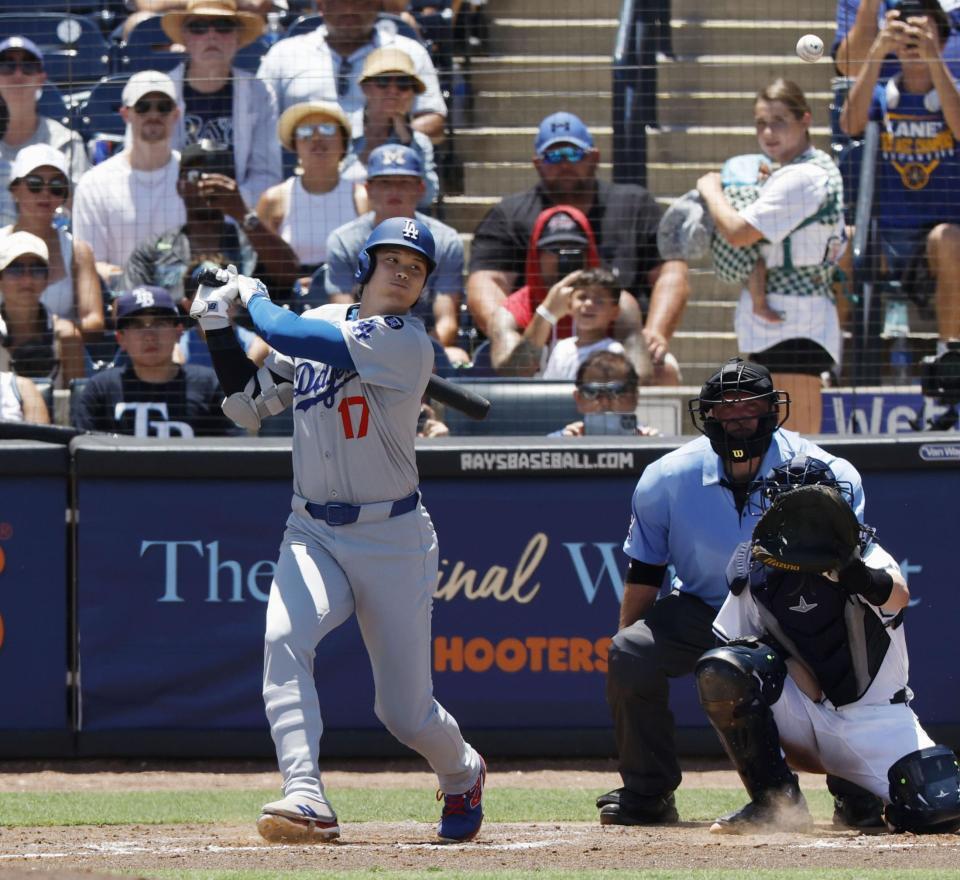 　レイズ戦の７回、捕前内野安打を放つドジャース・大谷（共同）