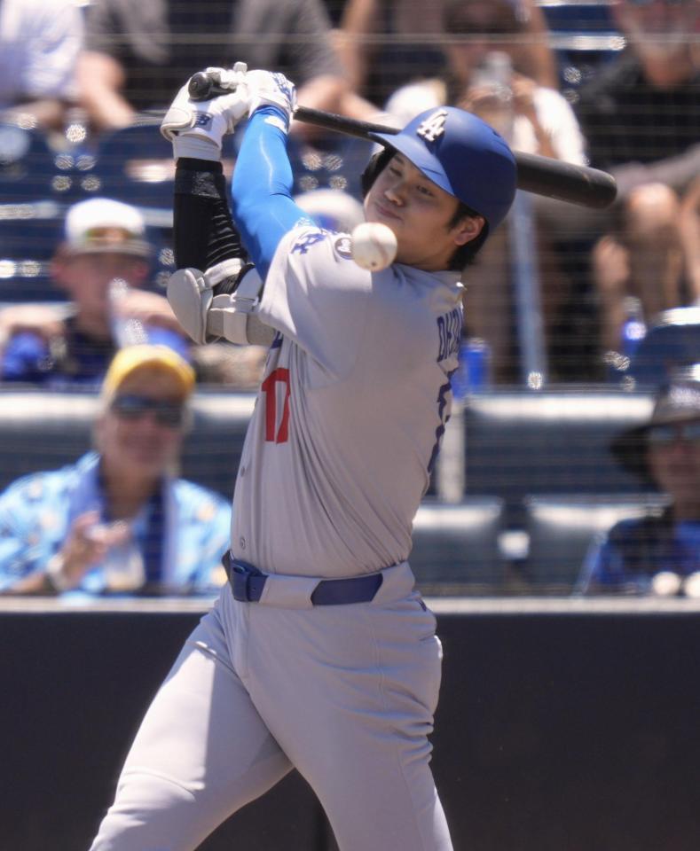 　レイズ戦の７回、捕前内野安打を放つドジャース・大谷（共同）