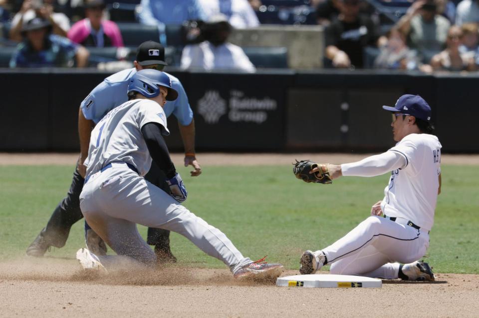 　レイズ戦の７回、二盗を決めるドジャース・大谷（共同）