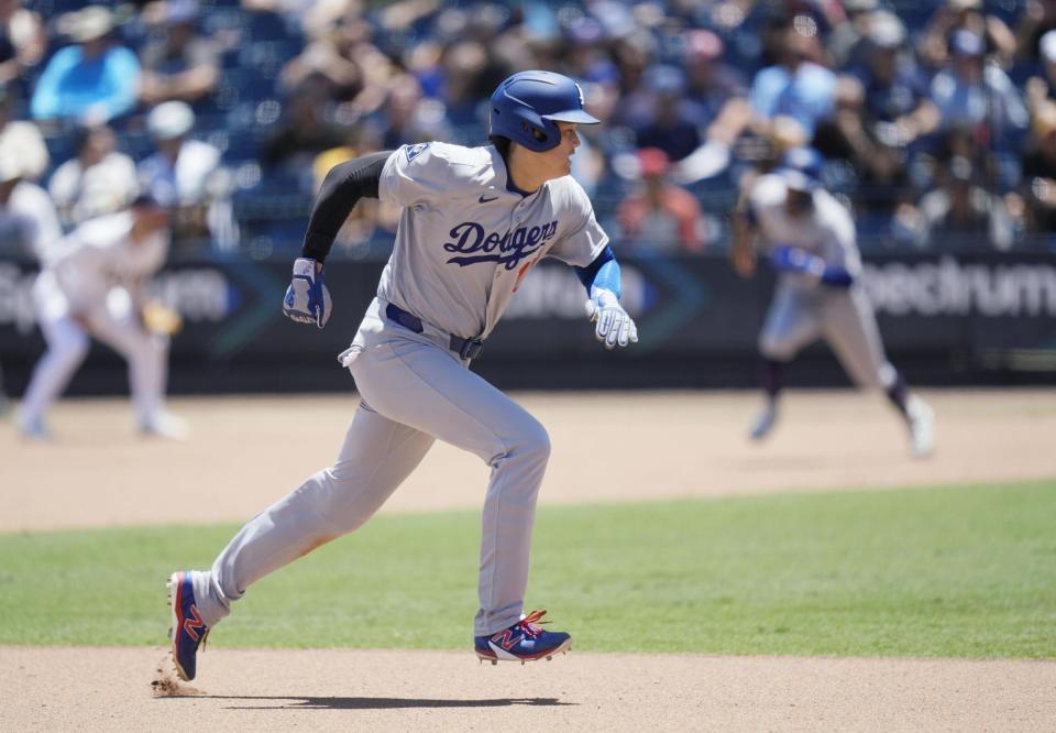 　レイズ戦の７回、ベッツ（右奥）との重盗で三盗するドジャース・大谷（共同）