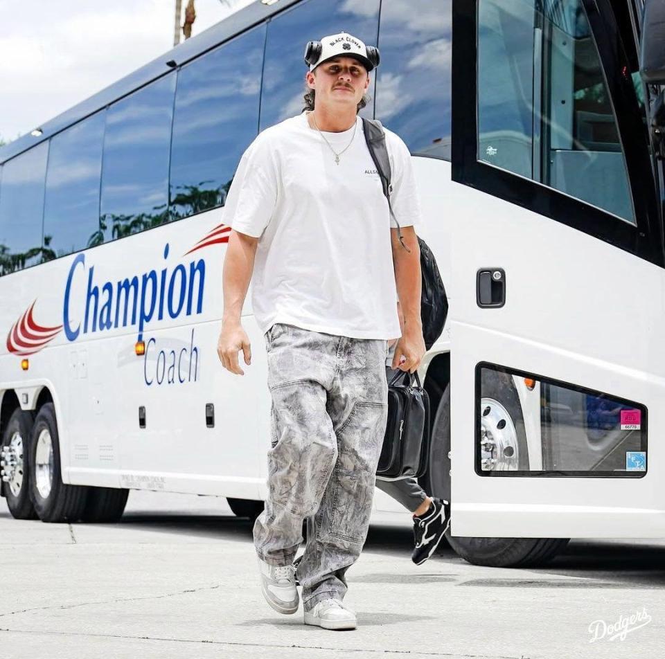 　球場入りするフリーランド（ロサンゼルス・ドジャース提供）