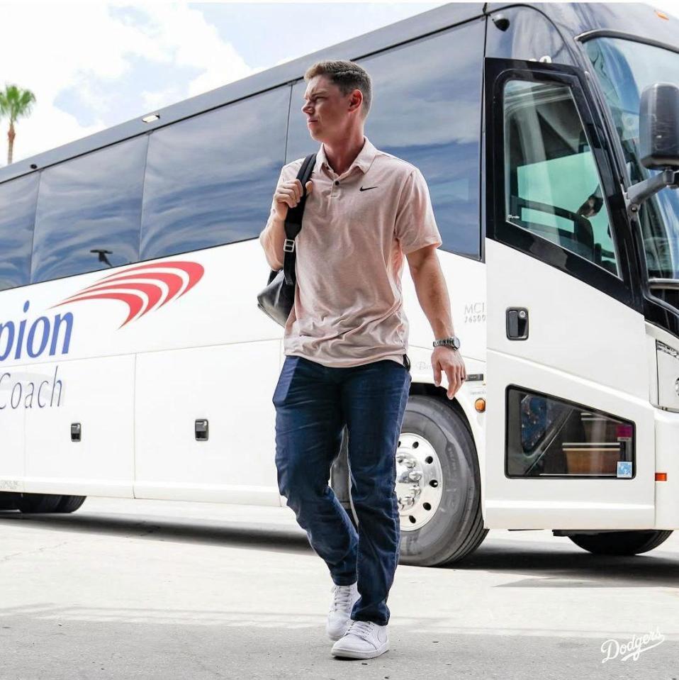 　球場入りするスミス（ロサンゼルス・ドジャース提供）