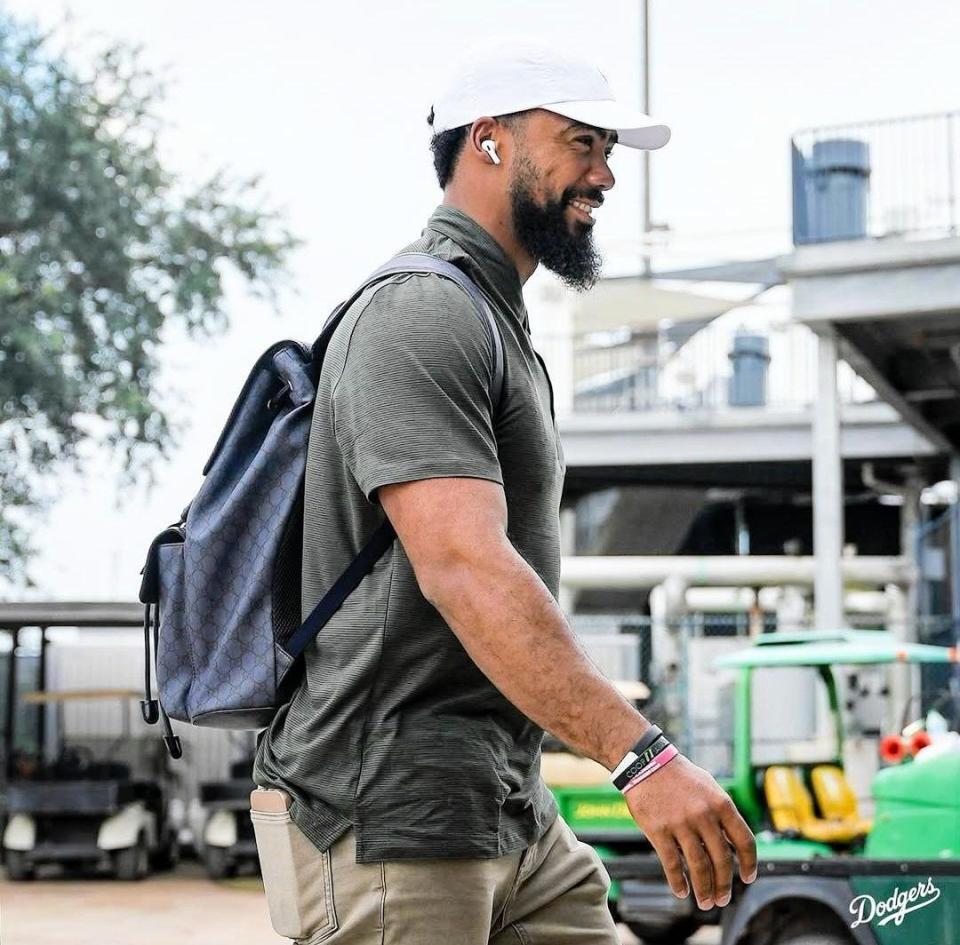 　球場入りするＴ・ヘルナンデス（ロサンゼルス・ドジャース提供）