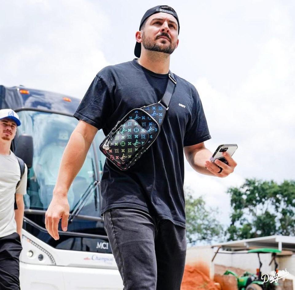 　球場入りするベシア（ロサンゼルス・ドジャース提供）