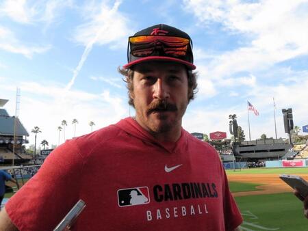 　試合前のフィールドで報道陣の質問に答えるマイコラス（撮影・小林信行）