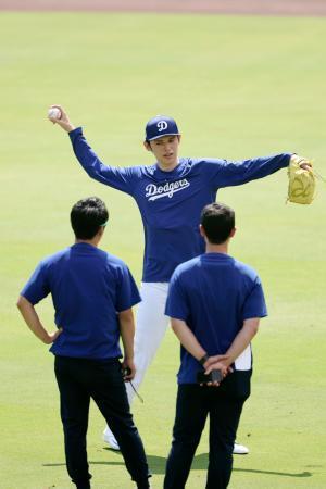 　キャッチボールするドジャース・佐々木＝ロサンゼルス（共同）