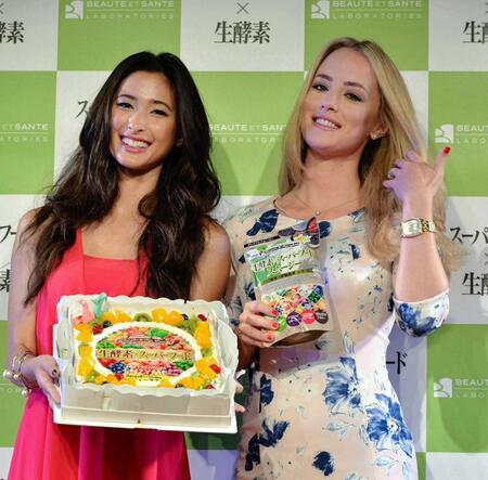 　スーパーフードの新商品発売イベントに登場したメロディー洋子（左）とマイコラスの妻・ローレンさん＝２０１５年