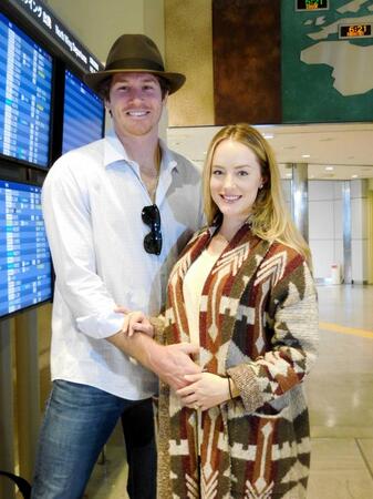 　赤ちゃんが宿るローレン夫人（右）のおなかに手を置くマイコラス＝２０１６年