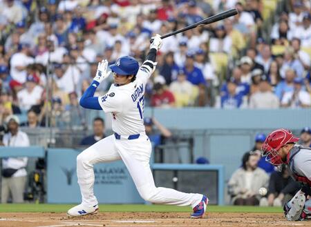 　カージナルス戦の１回、空振り三振に倒れる大谷