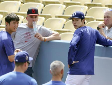 　カージナルスのヌートバー（左から２人目）と談笑するドジャース・佐々木（右から２人目）