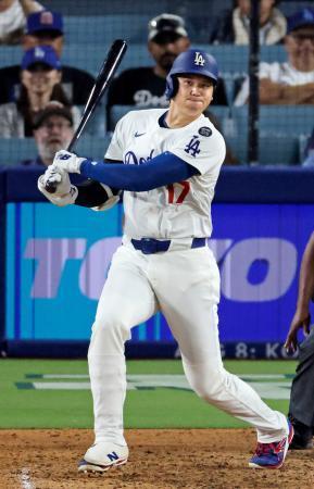 　カージナルス戦の９回、右前打を放つドジャース・大谷＝ロサンゼルス（共同）