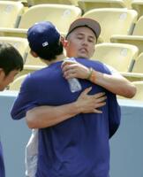 　佐々木（手前）とハグするカージナルスのヌートバー