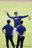 　キャッチボールする佐々木