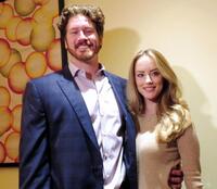 　ローレン夫人（右）とともに会場に姿を見せたマイコラス＝２０１７年