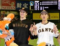 　試合後、笑顔でＶサインを見せる坂本（右）とマイコラス＝２０１５年