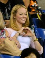 　スタンドで観戦するマイコラスの妻・ローレンさん＝２０１５年