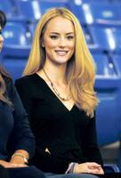 　観戦するマイコラス夫人のローレンさん＝２０１５年