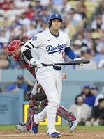 　カージナルス戦の１回、空振り三振に倒れたドジャース・大谷＝ロサンゼルス（共同）