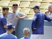 　カージナルスのヌートバー（左から２人目）と談笑するドジャース・佐々木（右から２人目）