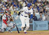 　カージナルス戦の９回、右前打を放つ大谷