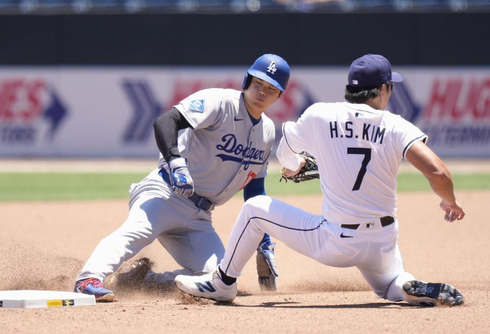 　レイズ戦の７回、二盗を決めるドジャース・大谷（共同）