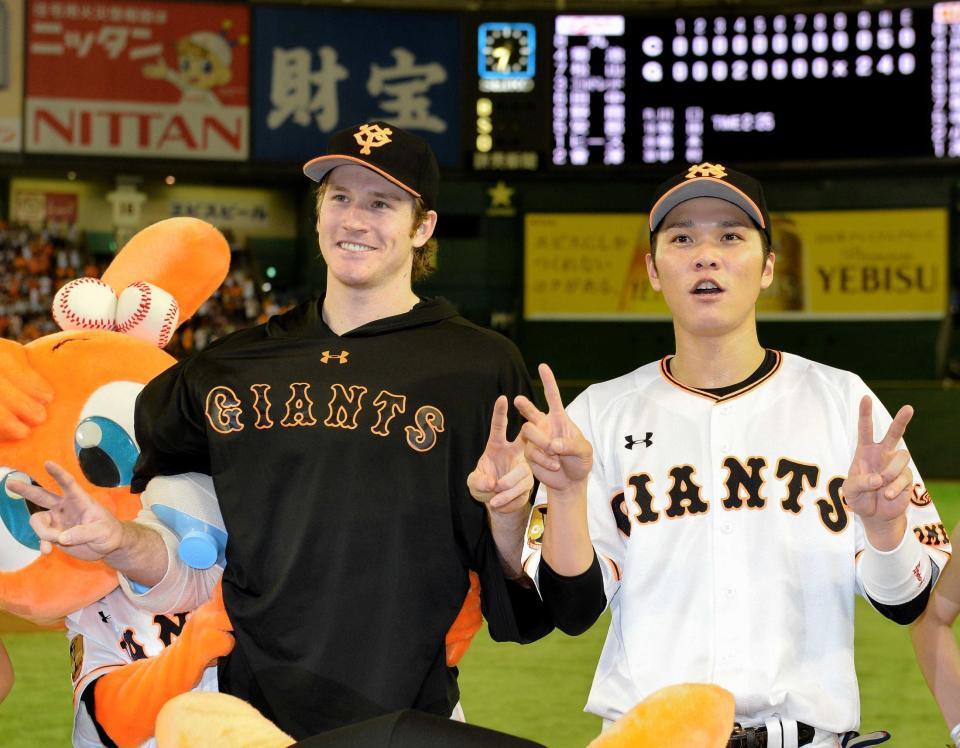 　試合後、笑顔でＶサインを見せる坂本（右）とマイコラス＝２０１５年