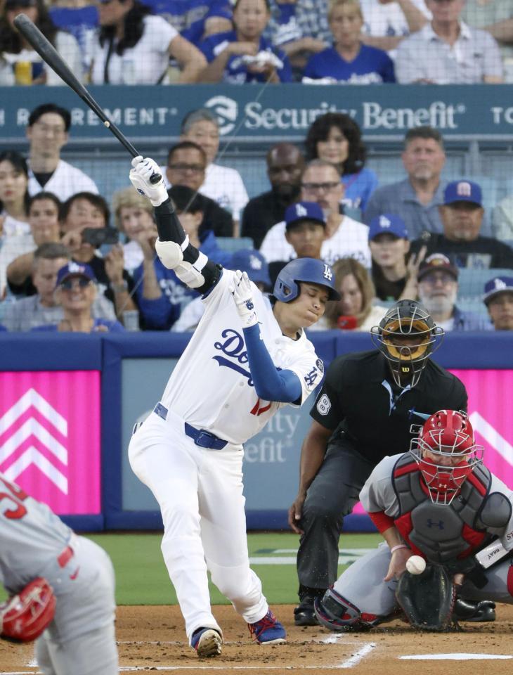 　カージナルス戦の１回、空振り三振に倒れた大谷