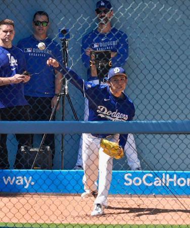 　ブルペンで投球練習するドジャース・佐々木＝ロサンゼルス（共同）