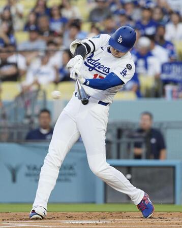 　カージナルス戦の１回、二塁打を放つドジャース・大谷（共同）