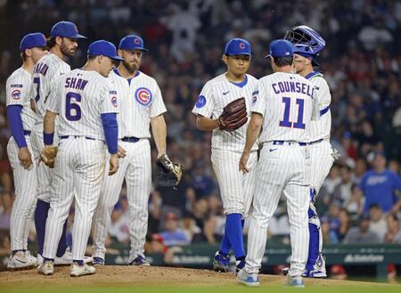 　レッズ戦の７回途中、降板するカブス・今永（右から３人目）＝共同