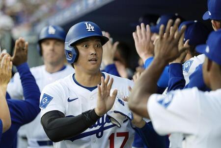 　カージナルス戦の１回、フリーマンの犠飛で生還し迎えられるドジャース・大谷（共同）